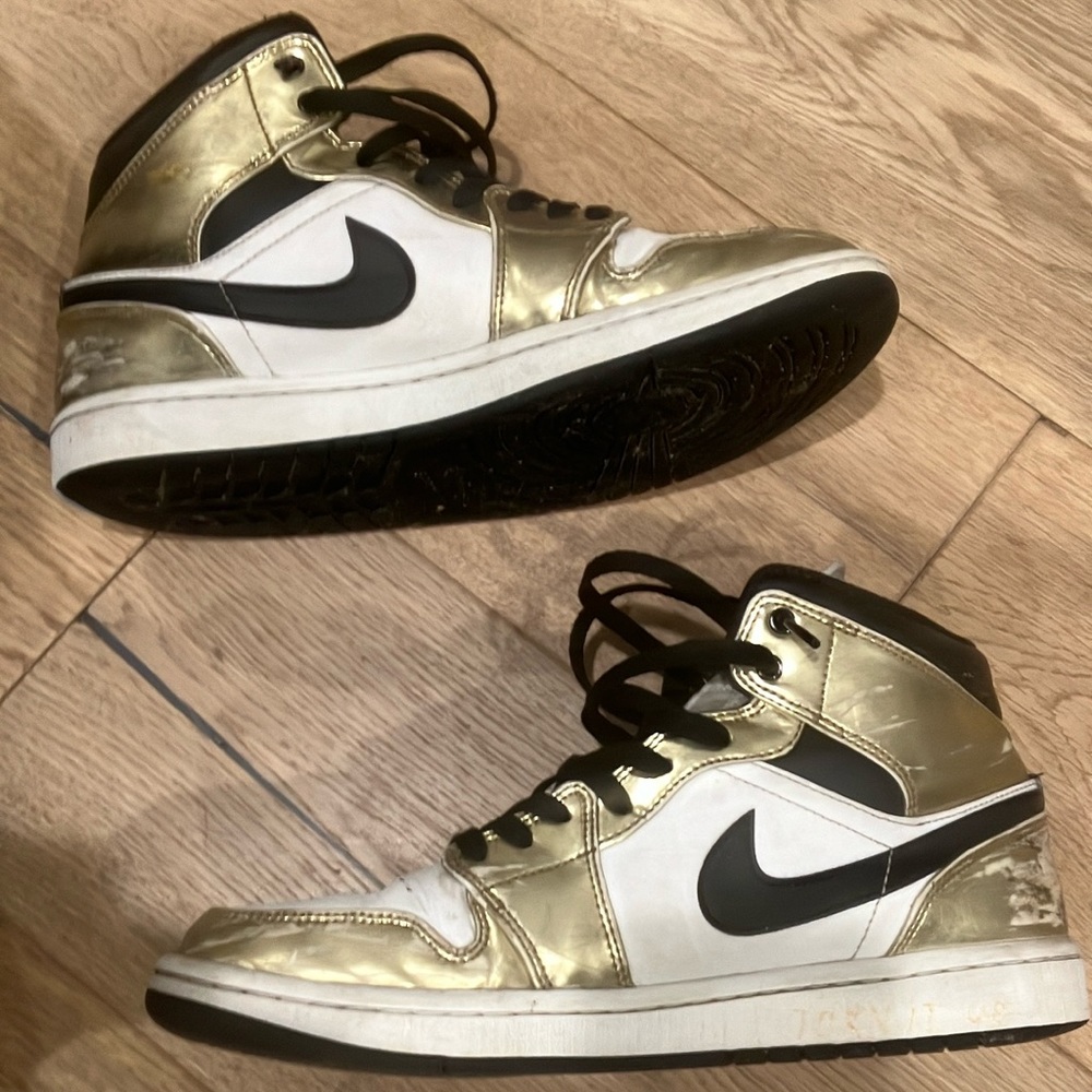 jordan 1 mid metallic gold